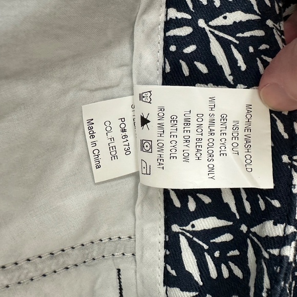 Level 99 Cindie Linen Stretch Printed Short Navy & White - Size 32 - Picture 6 of 6